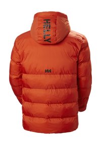 Oranžová péřová bunda s prošívaným designem. Má kapuci, elastické manžety a černé logo akcenty na zádě a dolní části předního dílu.