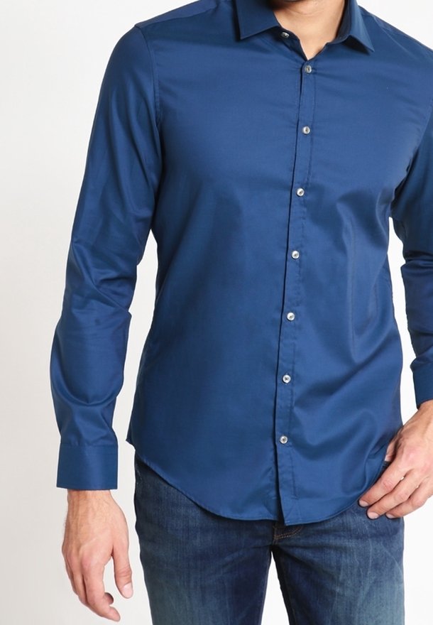 Donkerblauw overhemd met lange mouwen gemaakt van gladde stof, voorzien van een knoopsluiting aan de voorkant, een puntige kraag en een afgeronde zoom. Zilverkleurige knopen zichtbaar.