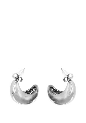 Orecchini d'argento con un design curvo e lucido, caratterizzati da un motivo a reticolato aperto all'interno e una semplice chiusura a perno.