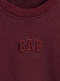 Bordový sveter s okrúhlym golierom, textúrovaným vnútrom a vyšívaným logom "GAP" v zodpovedajúcej farbe na prednej strane.