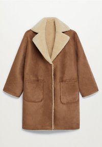Manteau marron avec un col et une doublure intérieure en fausse fourrure douce, doté de deux poches avant et d'une coupe ample et surdimensionnée. Texture lisse.