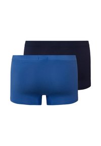 Dva páry boxerek v modré a tmavě modré barvě, vyrobené z měkké látky. Mají rovný střih, elastický pás a žádné viditelné vzory ani kovové prvky.