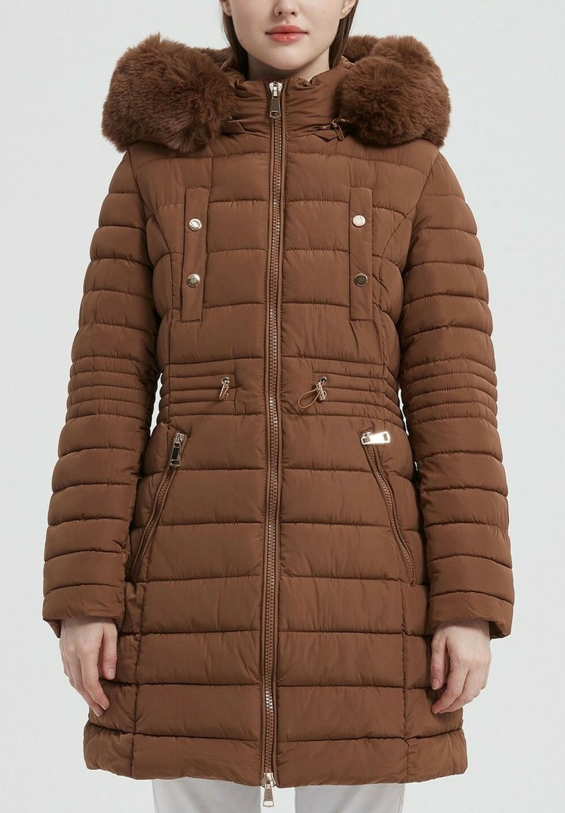 Manteau matelassé marron avec capuche en fausse fourrure, fermeture éclair à l'avant et détails à boutons-pression. Présente une texture matelassée et une taille ajustable avec cordon de serrage.