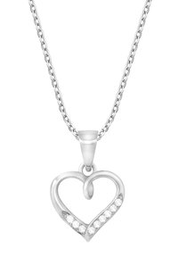 Sølvhjerteformet vedhæng med et snoet design, der har en række klare ædelstene langs den ene kant, fastgjort til en kæde.