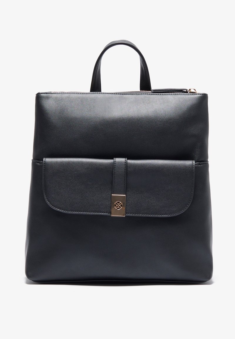 Sac à dos en cuir noir avec poche à rabat à l'avant sécurisée par une fermeture à boucle dorée et une poignée supérieure, sur fond blanc.