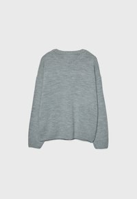 Grauer Strickpullover mit rundem Ausschnitt, überschnittenen Schultern und geripptem Saum. Weiche Textur mit dezentem meliertem Muster.