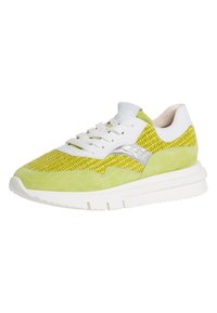 Hellgrüne und weiße Sneakers mit einem strukturierten Strick-Obermaterial, Wildlederakzenten, silbernen Details und einer dicken weißen Sohle.