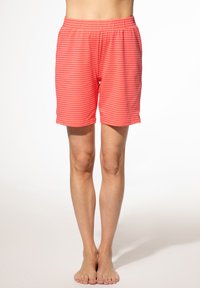 Korallenfarbene gestreifte Shorts mit elastischem Bund, glatter Textur und einer Länge bis zur Mitte des Oberschenkels. Die Streifen sind in einem helleren Farbton von Koralle.