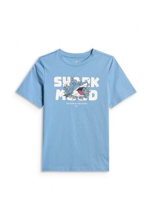 Jasnoniebieska koszulka z krótkim rękawem z grafiką rekina przebijającego się przez wodę oraz napisami "SHARK MAD" i "CATCH ME BY THE SHORE."