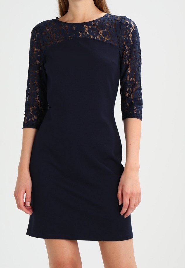 Robe bleu marine avec manches en dentelle trois-quarts et silhouette ajustée. Tissu lisse avec détails en dentelle aux épaules et aux bras.
