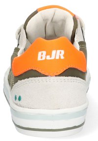 Szare zamszowe sneakersy z pomarańczowym akcentem na pięcie, białym napisem i teksturowaną podeszwą; mają dwa małe turkusowe kropki po bokach.