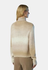 Beige gestrickter Pullover mit einem hohen Kragen, gerippten Bündchen und Saum, der einen Ombre-Effekt von helleren zu dunkleren Farbtönen am unteren Rand aufweist.