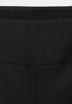 Črno elastično okoli pasu z visokim pasom z vidnim šivom na raztegljivi tkanini, zasnovano za udobje in prileganje v oblačilih.