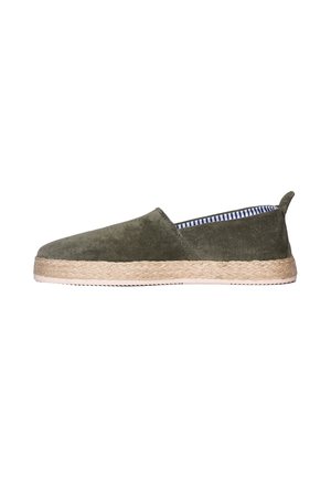 Espadrilla verde oliva slip-on con tomaia in camoscio, fodera interna a righe e suola intrecciata in juta su sfondo bianco.