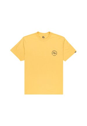 T-shirt à manches courtes jaune Quiksilver avec un petit logo noir et le texte "1969" sur la poitrine gauche et une étiquette noire sur la manche gauche.