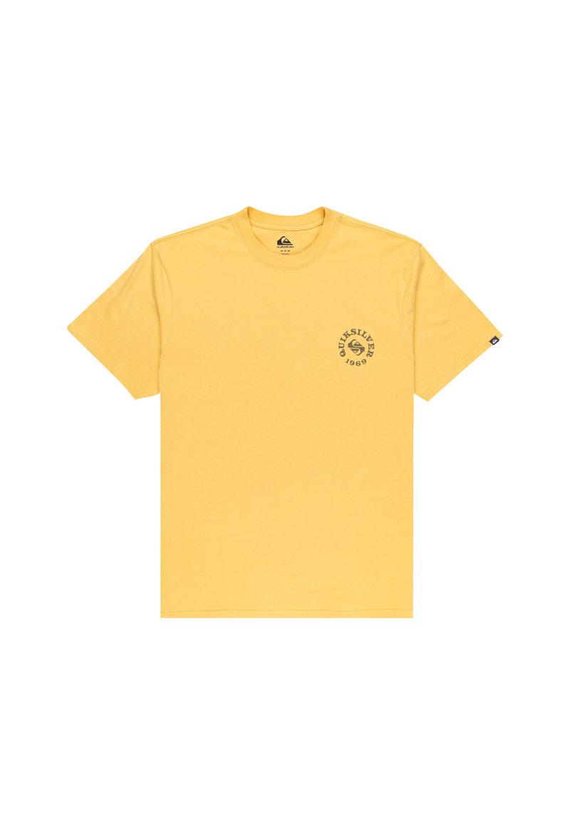 Žluté tričko s krátkým rukávem Quiksilver s malým černým logem a textem "1969" na levé části hrudi a černou etikettou na levém rukávu.