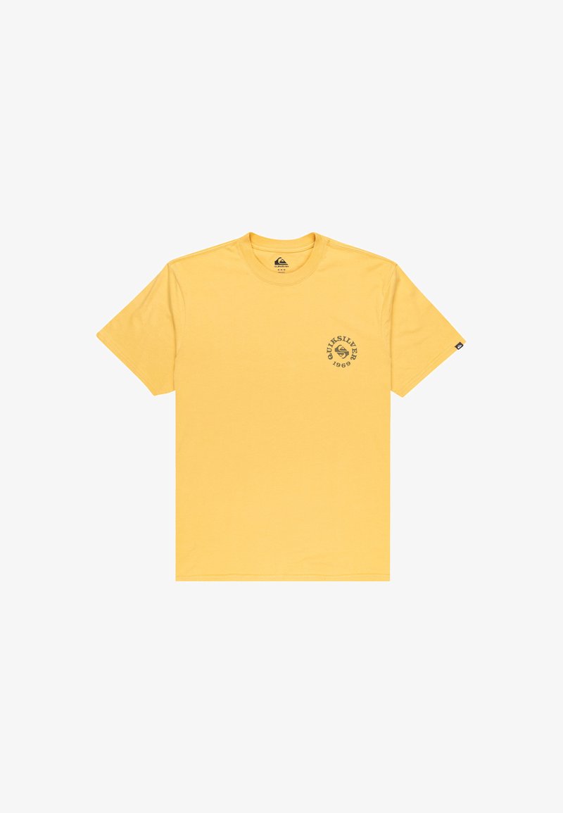 žlté tričko s krátkym rukávom Quiksilver s malým čiernym logom a textom "1969" na ľavej hrudi a čiernou nálepkou na ľavom rukáve.