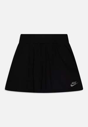 Falda de patinador negra hecha de una tela suave con una cintura elástica, que presenta un logo plateado de Nike en el dobladillo inferior derecho. Diseño acampanado.