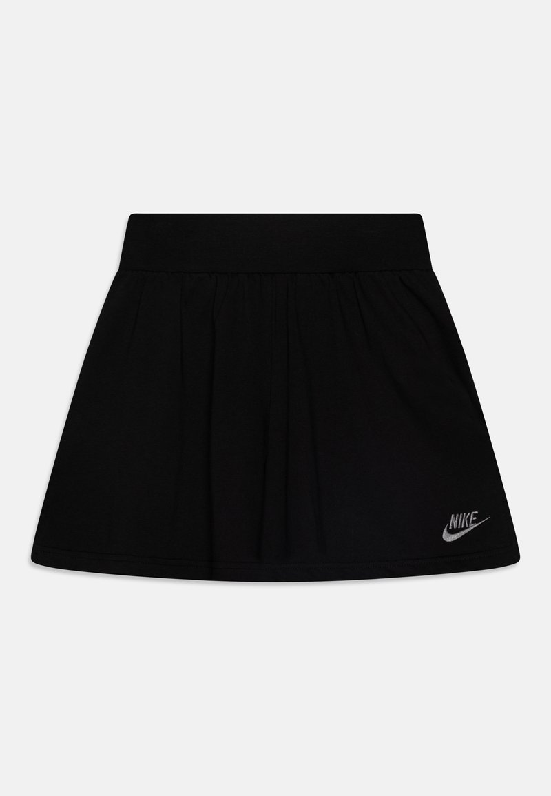 Melnā slidojošā svārku kleita, izgatavota no mīkstas auduma ar elastīgu jostu, ar sudraba Nike logotipu apakšējā labajā malā. Paplašināta forma.