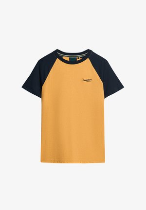 T-shirt di cotone gialla con maniche raglan blu navy. Presenta un collo a giro e un piccolo logo "SuperDry" sul petto. Texture morbida, design casual.