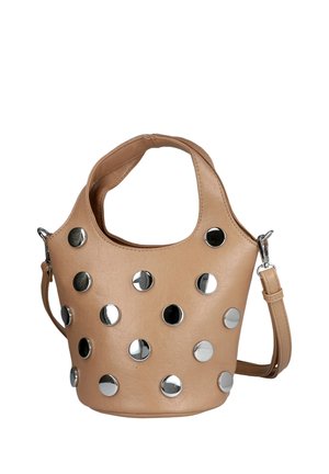 Bolso tipo cubo en color cuero con grandes tachuelas redondas plateadas y una correa de hombro desmontable sobre un fondo blanco.