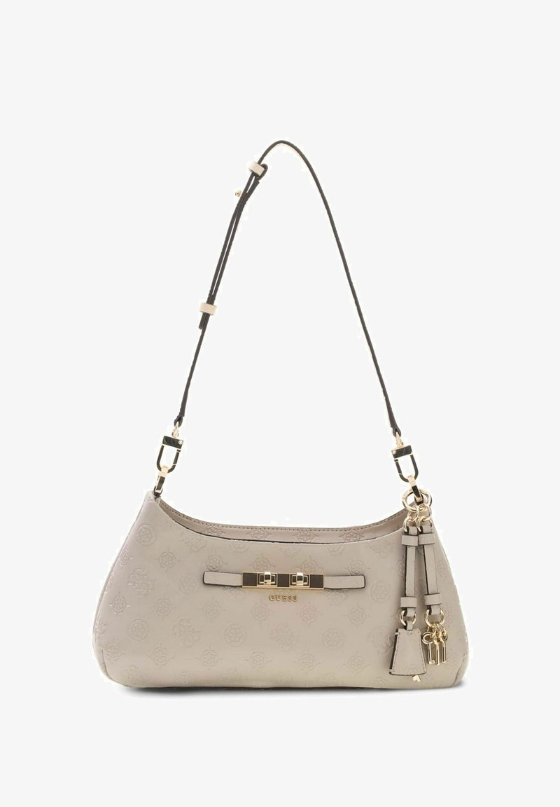 Sac à bandoulière beige Guess avec motif logo embossé, ferrures dorées, bandoulière réglable, pompons décoratifs et petit charm cadenas.