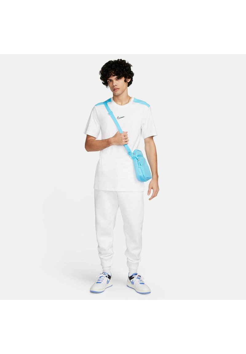 Nike Sportswear TRAININGS GRAPHIC - Triko s potiskem - weiss blau