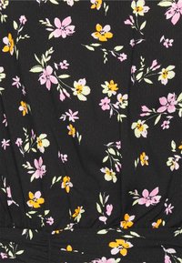 Tecido preto com um padrão floral, featuring flores rosa, amarelas e verdes. A textura parece ligeiramente texturizada com detalhes franzidos na parte inferior.