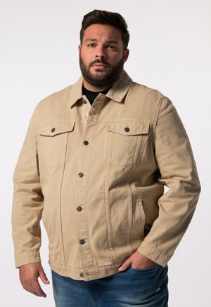 Veste en denim beige clair avec deux poches poitrine, boutons en argent et coupe droite. Présente un tissu texturé et des poches latérales.