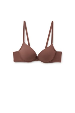 Brązowy, gładki biustonosz z formowanymi miseczkami, z regulowanymi cienkimi ramiączkami i zapinany na haczyk z tyłu, ułożony na płasko na białym tle.