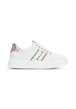 Witte lage sneaker met metallic roze hielstuk en multicolor pyramide-studs en strass-steentjes aan de zijkant, witte dikke zool en veters.