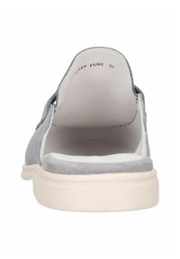 Chaussure en suède gris à enfiler avec un dos ouvert, semelle intérieure blanche rembourrée et semelle extérieure en caoutchouc de couleur claire. Design minimaliste et détails de couture.