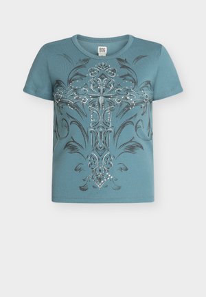 DIAMANTE CROSS BABY TEE - Nyomott mintás póló - blue