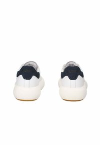 Sneakers bianchi con un pannello del tallone blu navy e dettagli testurizzati. Presentano una forma arrotondata e suole in gomma con una finitura naturale.
