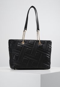 Czarna skórzana torba na ramię z pikowanym wzorem plecionki. Posiada metalowe łańcuchowe paski oraz przestronną wnętrze z płaskim dnem.