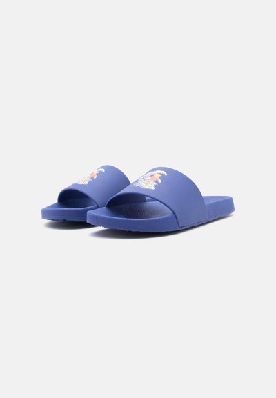 Μπλε σανδάλια με φαρδιά καμπυλωτή λουρίδα που φέρει πολύχρωμο σχέδιο τουκάν, με υφασμένη επιφάνεια σόλας και επίπεδη σόλα.