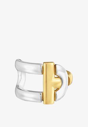 Anillo con hebilla de acabado en plata y oro. Presenta un diseño circular pulido con curvas suaves y un detalle de conexión distintivo.