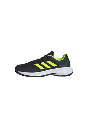 Schwarzer Sportschuh mit einem Obermaterial aus Mesh, drei auffälligen neon-gelben Streifen, einer weißen Zwischensohle und einer strukturierten Gummisohle.