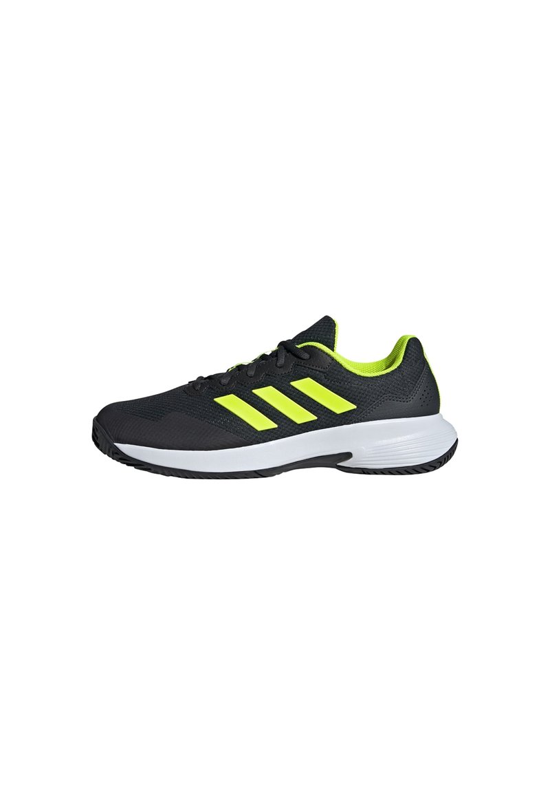 Czarne buty sportowe z siateczkowym wierzchem, trzema wyraźnymi neonowymi żółtymi paskami, białą podeszwą środkową i teksturowaną gumową podeszwą.