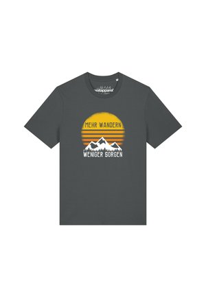 Donkergrijs T-shirt met een gele en oranje zon, witte bergsilhouetten en Duitse tekst "Mehr wandern weniger sorgen" op de voorkant.