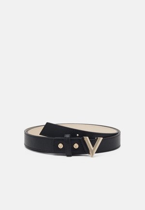 Zwarte gestructureerde leren riem met gouden V-vormige gesp en bijpassende gouden studs, weergegeven opgerold op een effen lichte achtergrond.