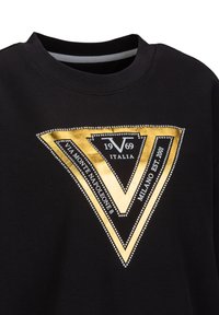 Zwarte sweatshirt met een gedurfde driehoekige ontwerpen met gouden accenten en strass-details. De tekst bevat "1969" en "Milano Est. 2001."