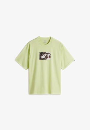 Camiseta de algodón verde claro con mangas cortas y cuello redondo. Presenta un estampado gráfico central en tonos oscuros. Corte holgado.
