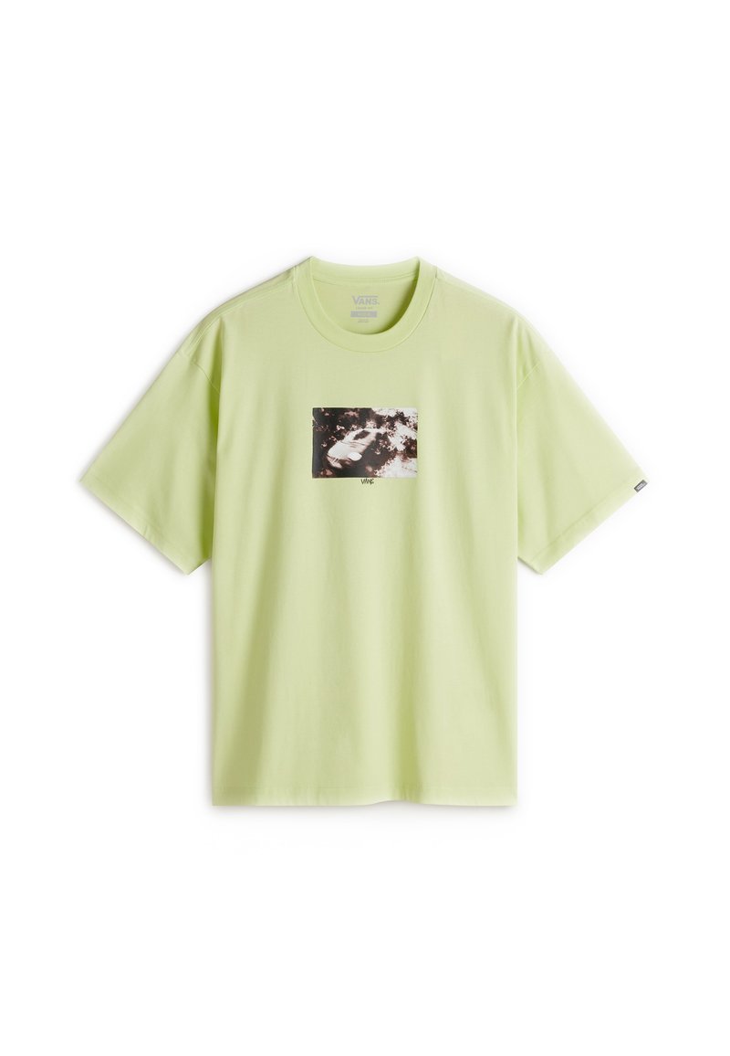 Lichtgroene katoenen t-shirt met korte mouwen en een ronde hals. Heeft een centrale grafische print in donkere tinten. Ontspannen pasvorm.