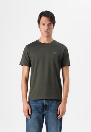 T-shirt en coton vert olive avec un col rond et des manches courtes, arborant un petit logo "JOOP!" dans une teinte plus claire sur la gauche de la poitrine.