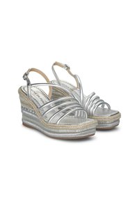 Sandali wedge argentati con design a più fasce, soletta intrecciata testurizzata e interno imbottito. Presenta una cintura regolabile alla caviglia.
