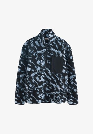 Bluza polarowa z niebiesko-czarnym abstrakcyjnym wzorem, półsupełkiem na szyi oraz jednolitą czarną kieszenią na lewej piersi. Miękka w dotyku.