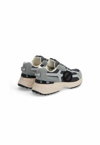 Graue und schwarze Sportschuhe mit einem Obermaterial aus Wildleder und Mesh, einer strukturierten beigefarbenen Zwischensohle und einer schwarzen Gummisohle mit Muster.