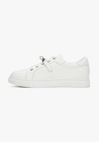 Witte sneaker van zacht leer. Heeft een afgeronde neus, een vlakke rubberen zool, een vetersluiting met zes oogjes en een decoratieve band met metalen hardware.