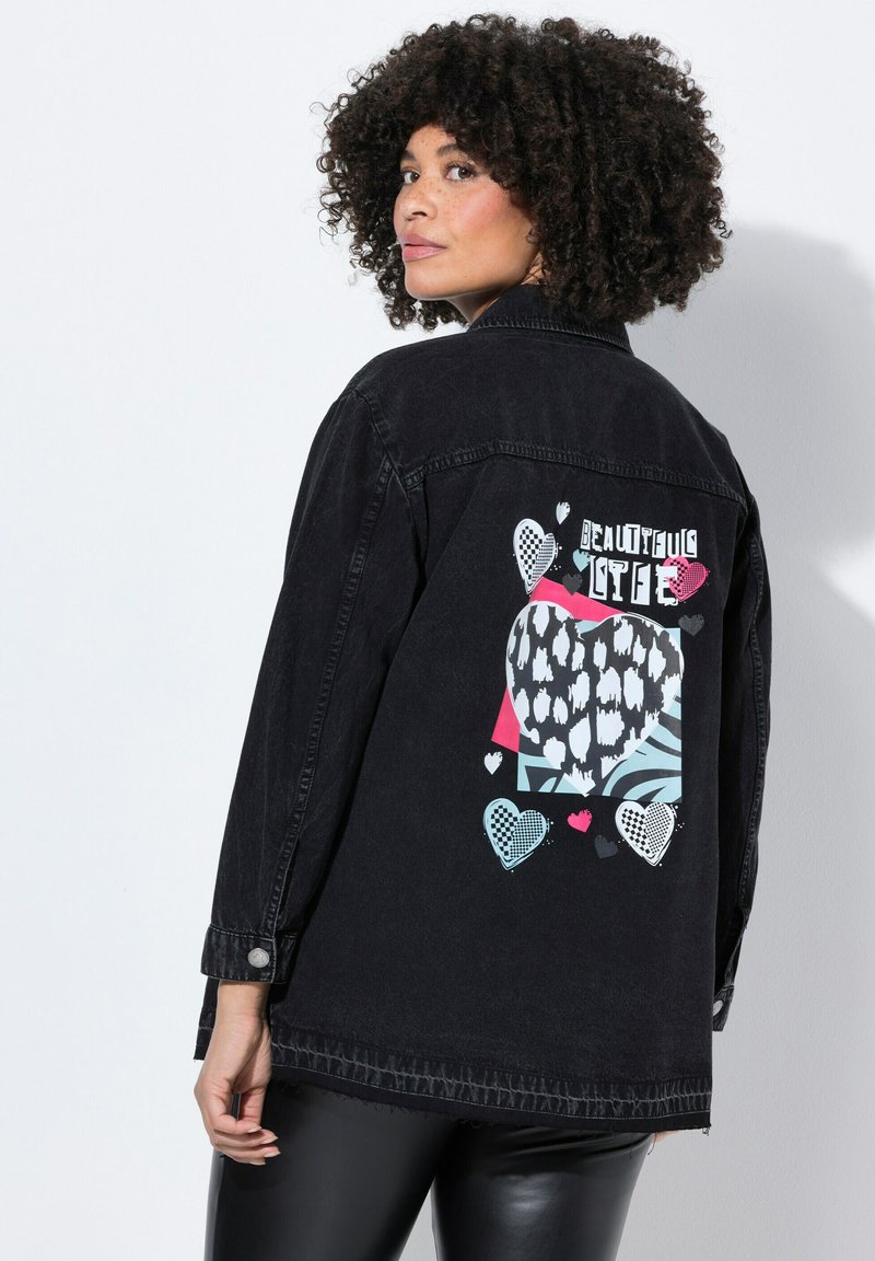 Zwarte denimjack met een grafische print op de achterkant met kleurrijke harten en de tekst "Beautiful Life." Klassieke kraag en knoopsluiting.